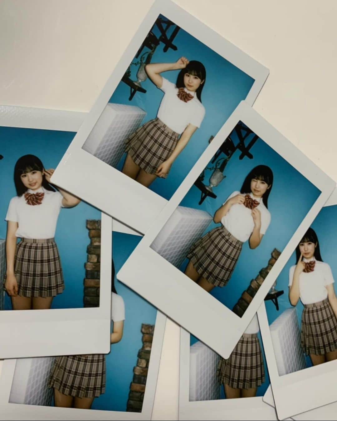 宮丸くるみさんのインスタグラム写真 - (宮丸くるみInstagram)「もうすぐで20歳おわる…🩶🩶  最後の写真は配信で言ってた現役JKの時の撮影現場で撮ったチェキ＾＾ㅋㅋ」12月13日 0時34分 - k_r_m1225