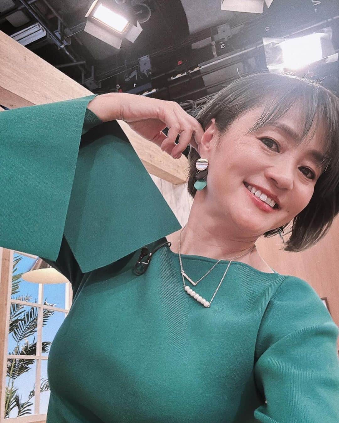 のインスタグラム：「今日の衣装 私の髪が緑色すぎて、、、 スタイリストのイトーさんが緑のトップス持ってきてくれた。 緑のピアスを持参していたので ビンゴに合わせられた〜 袖も可愛いよねー❣️  でも痩せねば こういうピチパツラインの服が やばい😅  #衣装」