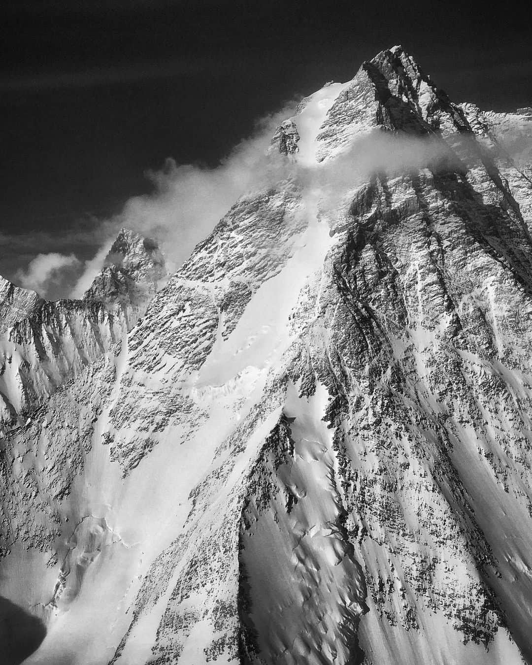 ジミー・チンのインスタグラム：「The 7,000-foot northeast face of Mount Tyree, Antarctica. The remote mountain ranges way down south have an indescribable draw - always have for me and it seems they always will.」