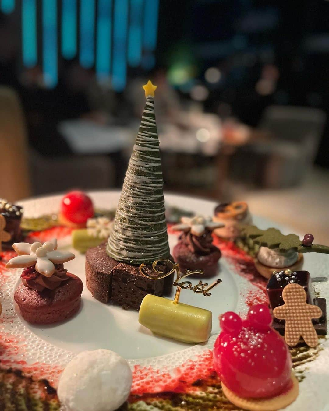 大庭絃子さんのインスタグラム写真 - (大庭絃子Instagram)「📍 The Prince Gallery Tokyo Kioicho Cozy Christmas Afternoon Tea 〜with Steiff (Sky Gallery Lounge Levita)  まるでミニチュアの世界のような・・ 素晴らしい細工に胸がときめきます❄️ そしてどれも美味しい🤍  ディナー時間帯にゆっくりアフタヌーンティーが楽しめるのは良いですね！  #アフタヌーンティー#Steiff #プリンスギャラリー#ザプリンスギャラリー東京紀尾井町 #アフヌン#afternoonteatime」12月13日 0時46分 - itokooba