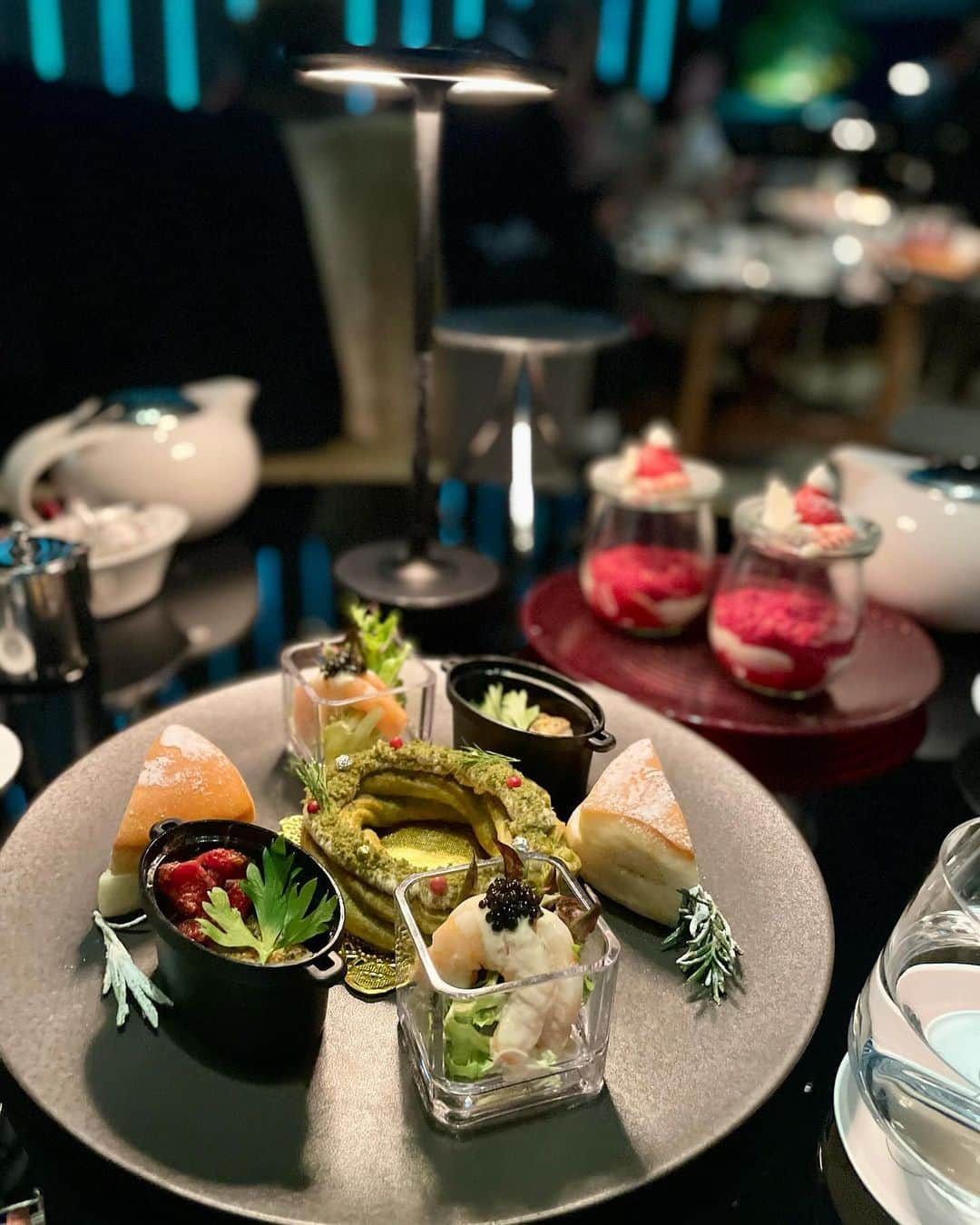 大庭絃子さんのインスタグラム写真 - (大庭絃子Instagram)「📍 The Prince Gallery Tokyo Kioicho Cozy Christmas Afternoon Tea 〜with Steiff (Sky Gallery Lounge Levita)  まるでミニチュアの世界のような・・ 素晴らしい細工に胸がときめきます❄️ そしてどれも美味しい🤍  ディナー時間帯にゆっくりアフタヌーンティーが楽しめるのは良いですね！  #アフタヌーンティー#Steiff #プリンスギャラリー#ザプリンスギャラリー東京紀尾井町 #アフヌン#afternoonteatime」12月13日 0時46分 - itokooba