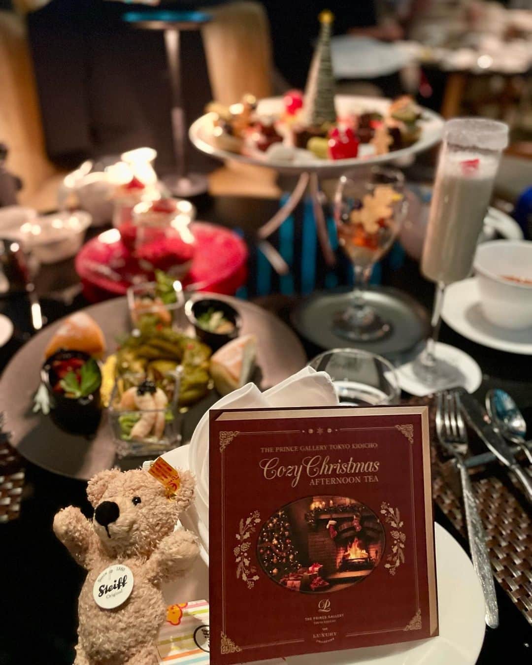 大庭絃子のインスタグラム：「📍 The Prince Gallery Tokyo Kioicho Cozy Christmas Afternoon Tea 〜with Steiff (Sky Gallery Lounge Levita)  まるでミニチュアの世界のような・・ 素晴らしい細工に胸がときめきます❄️ そしてどれも美味しい🤍  ディナー時間帯にゆっくりアフタヌーンティーが楽しめるのは良いですね！  #アフタヌーンティー#Steiff #プリンスギャラリー#ザプリンスギャラリー東京紀尾井町 #アフヌン#afternoonteatime」