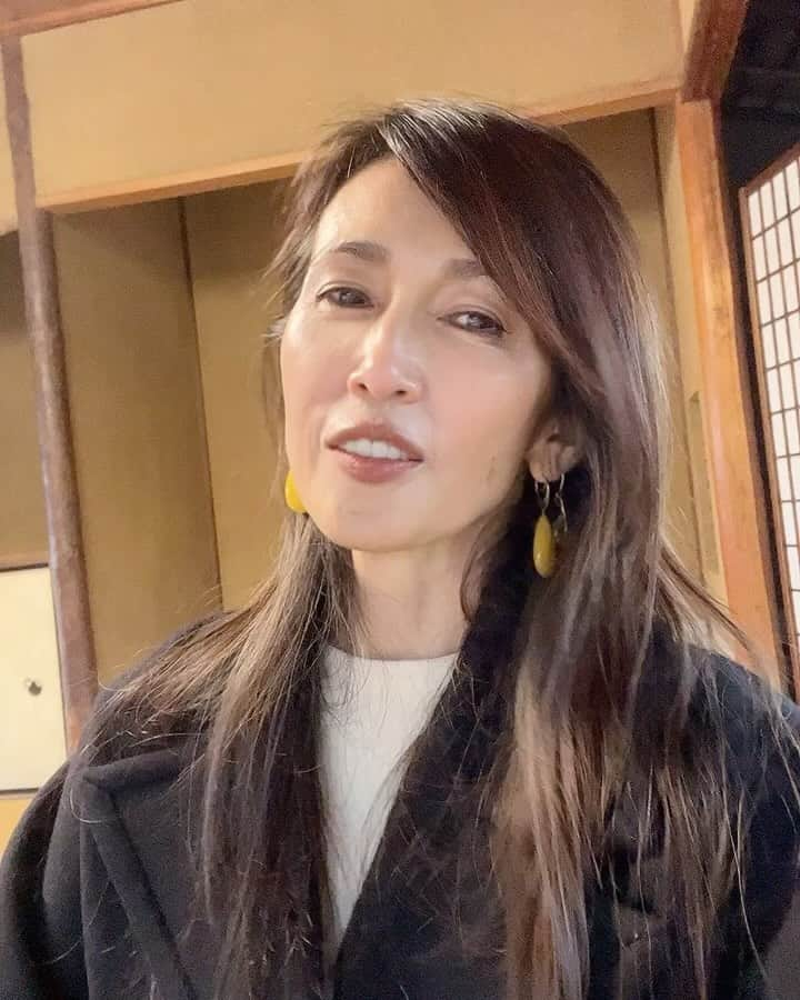 工藤静香のインスタグラム：「無鄰菴（むりんあん）さんの素敵なお庭を眺めながら お抹茶を頂きました✨  そして早めの夕食に　湯葉しゃぶしゃぶを食べに 八千代さんに行きました💕 中庭の紅葉のライトアップも美しくて💕 そしてお腹いっぱいいただきました✨✨✨」