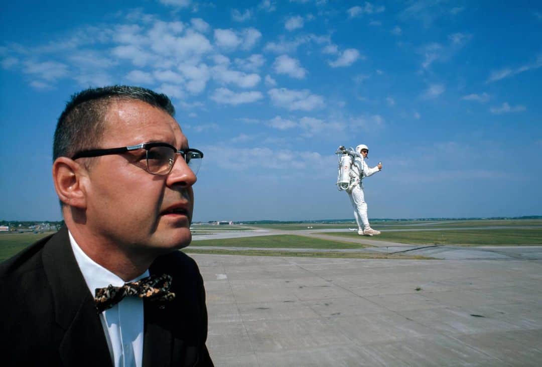 thephotosocietyのインスタグラム：「Remembering Dean Conger and sharing more of his incredible work. To see more visit the link to the TPS Archive in our bio.   Dean Conger was a world-renowned photographer with a resume of awards so extensive, it’s hard to list them all. He was a trailblazer in the field of photography, leaving an indelible mark on the world through his lens. Dean’s photography journey was nothing short of extraordinary, marked by numerous accolades and groundbreaking achievements.   He was named Newspaper Photographer of the Year three times during the 1950s and Magazine Photographer of the Year in 1962 in the Pictures of the Year competition. In 1987, he received the National Press Photographers Association Joseph A. Sprague Memorial Award for a lifetime of outstanding work in photojournalism.  During his career Dean’s articles in National Geographic Magazine included Project Mercury, Loire River, Chartres Cathedral, Moscow, Siberia, Transportation, X-15, Java, Philippine tribes, biblical patriarch Abraham, Idaho, Ob River, Singapore, Borobudur, People of the Long Spring (Soviet Arctic), and others. And it was through the love and support of his courageous wife Leona “Lee” that he was able to explore and explain the immense diversity of our world. “I’m on a final assignment to go find her,” he said in the days before his death.   Dean is survived by his three sons – Eric, Kurt, and Chris; three grandchildren – Joel, JR, and Jenney; and great-granddaughter Serena. His legacy lives on not only through his incredible body of work but also through the love and memories shared by his family and those who were fortunate enough to know him. He will be dearly missed, and his contributions to the world of photography will forever be cherished.  This is just a small excerpt of a more-robust obituary written by Tom Peterson for Columbia Community Connection. Please visit the link in our bio for the full obituary.」