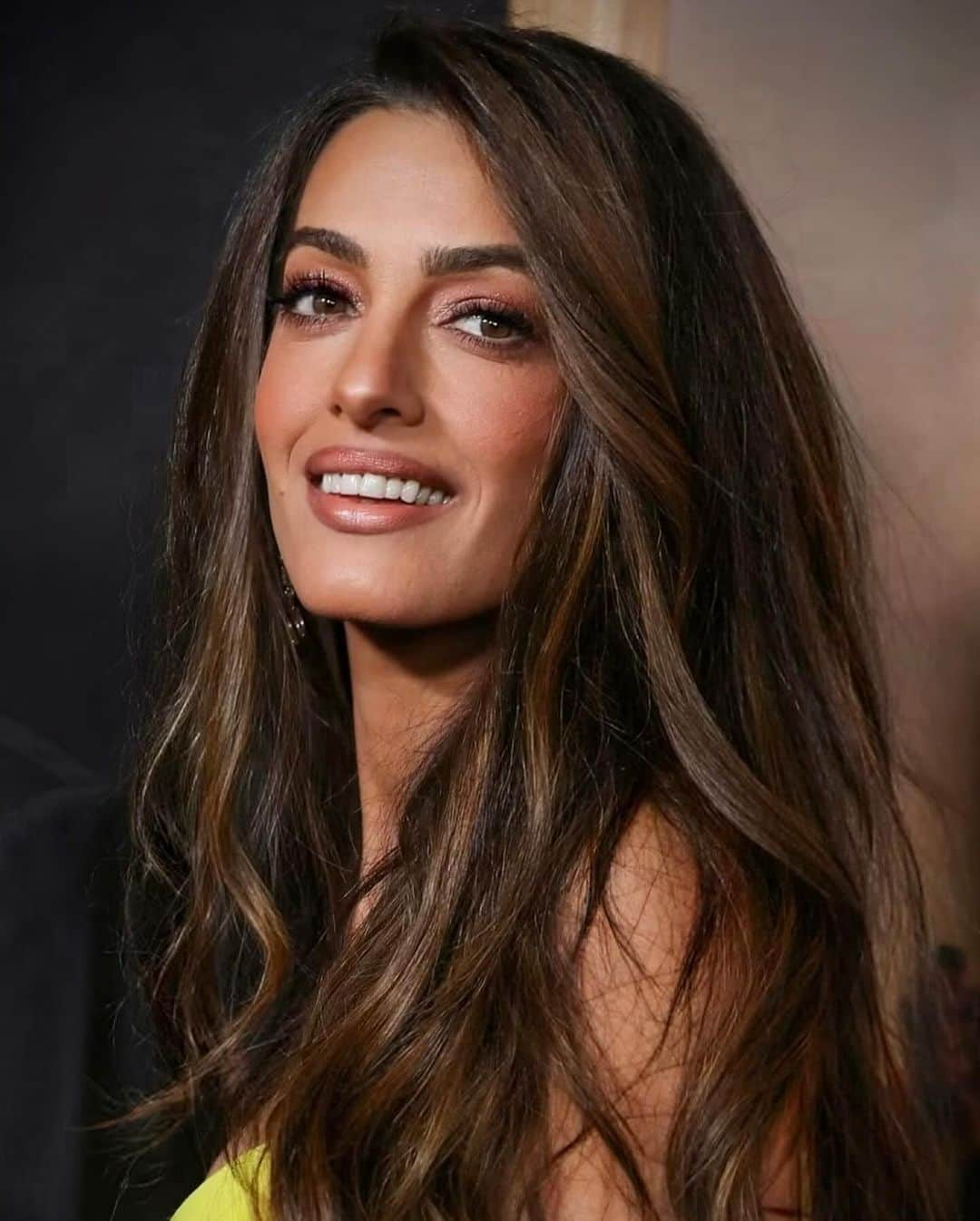 シャーロット・ティルベリーさんのインスタグラム写真 - (シャーロット・ティルベリーInstagram)「🌟AMAL CLOONEY’S GOLDEN GODDESS GLOW - #BOYSINTHEBOAT PREMIERE 🌟  Darlings, my dear friend, the TALENTED #GeorgeClooney, directed the INSPIRATIONAL and UPLIFTING sports drama, The Boys In The Boat, premiering in Los Angeles last night!! This genius directorial project is a must-see during the festive season!! ✨  I was SO excited to see my darling friend, the AMAZING and INSPIRATIONAL #AmalClooney, GLOWING in my beauty secrets on the red carpet! With makeup magic by the talented @dimitrishair, Amal looked incredible, with bronzed skin and gorgeous nude lip - red carpet perfection!! 😍  💄✂️ by @dimitrishair, using @charlottetilbury  👗 by @donatella_versace  #GetTheLook✨ COMPLEXION: Beautiful Skin Foundation - 7N Beautiful Skin Radiant Concealer - 6 Hollywood Flawless Filter - 3 Hollywood Contour Wand - Light/Medium Beautiful Skin Sun-Kissed Glow Bronzer - 3 Airbrush Flawless Finish Powder - 2  EYES: Luxury Palette - Golden Goddess Hollywood Exagger-Eyes Liner Duo Feline Flick - Panther Pillow Talk Push Up Lashes! Mascara  BROWS: Brow Cheat - Taupe Legendary Brows - Taupe  Lips Hot Lips 2 - Angel Alessandra  #CharlotteTilbury」12月13日 0時44分 - charlottetilbury