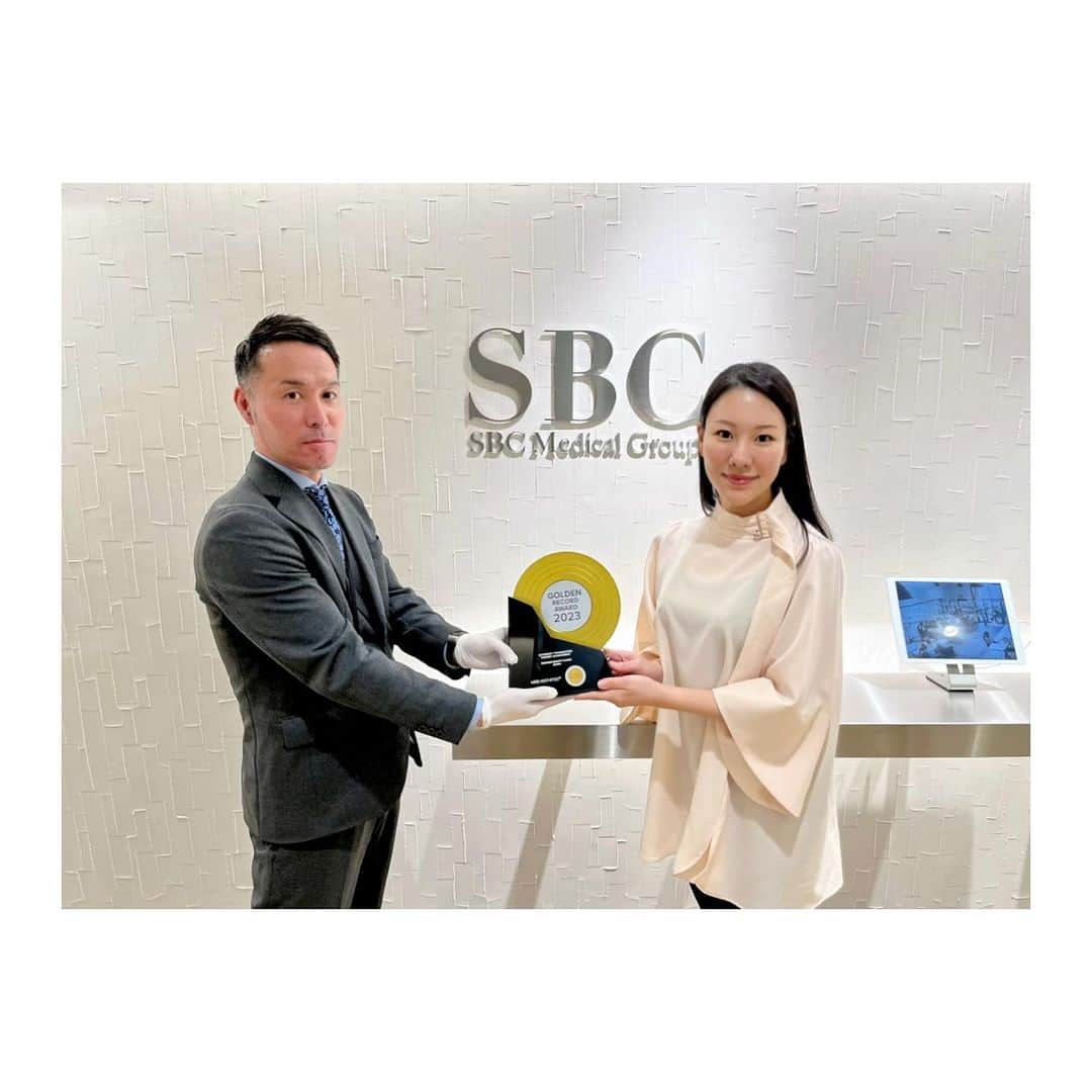 西川礼華のインスタグラム：「SBCメディカルグループは本年度もウルセラ症例数国内1位としてGolden Record Award 2023の称号を頂戴しました👑 ウルセラは高密度焦点式超音波（HIFU： High Intensity Focused Ultrasound）の熱エネルギーを応用した、切らないリフトアップ治療機器です。 数あるHIFUの中で、世界的にロングセラーのヒット製品です。頬・ほうれい線や目元などのたるみ改善、毛穴の引締めなどに効果を発揮します。 我々はウルセラを7台保有し圧倒的症例数を誇っています。多くの症例経験をもとに、安全かつ効果的な治療を提供しております😊  This year, the SBC Medical Group has once again received the honor of being ranked No. 1 in Japan for the number of Ultherapy cases. Ultherapy uses High Intensity Focused Ultrasound (HIFU) energy to perform non-surgical lifting treatments. Among the many HIFU devices, it stands out as a globally long-selling hit product. It is effective in improving sagging skin such as cheeks and smile lines, as well as tightening pores. We own seven Ultherapy machines, boasting an overwhelming number of cases. Based on our extensive experience, we provide safe and effective treatments😊  #ウルセラ　#goldenrecordaward2023 #湘南美容クリニック #ayakanishikawa #西川礼華 #Ultherapy #NonSurgicalLifting #HIFUTreatment #SBCMedicalGroup」