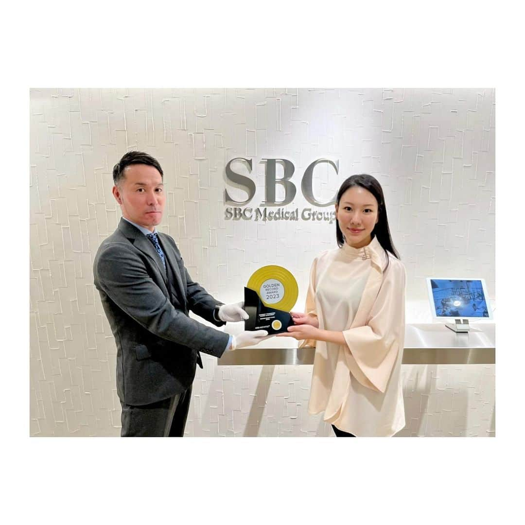 西川礼華さんのインスタグラム写真 - (西川礼華Instagram)「SBCメディカルグループは本年度もウルセラ症例数国内1位としてGolden Record Award 2023の称号を頂戴しました👑 ウルセラは高密度焦点式超音波（HIFU： High Intensity Focused Ultrasound）の熱エネルギーを応用した、切らないリフトアップ治療機器です。 数あるHIFUの中で、世界的にロングセラーのヒット製品です。頬・ほうれい線や目元などのたるみ改善、毛穴の引締めなどに効果を発揮します。 我々はウルセラを7台保有し圧倒的症例数を誇っています。多くの症例経験をもとに、安全かつ効果的な治療を提供しております😊  This year, the SBC Medical Group has once again received the honor of being ranked No. 1 in Japan for the number of Ultherapy cases. Ultherapy uses High Intensity Focused Ultrasound (HIFU) energy to perform non-surgical lifting treatments. Among the many HIFU devices, it stands out as a globally long-selling hit product. It is effective in improving sagging skin such as cheeks and smile lines, as well as tightening pores. We own seven Ultherapy machines, boasting an overwhelming number of cases. Based on our extensive experience, we provide safe and effective treatments😊  #ウルセラ　#goldenrecordaward2023 #湘南美容クリニック #ayakanishikawa #西川礼華 #Ultherapy #NonSurgicalLifting #HIFUTreatment #SBCMedicalGroup」12月13日 0時52分 - ayakanishikawa