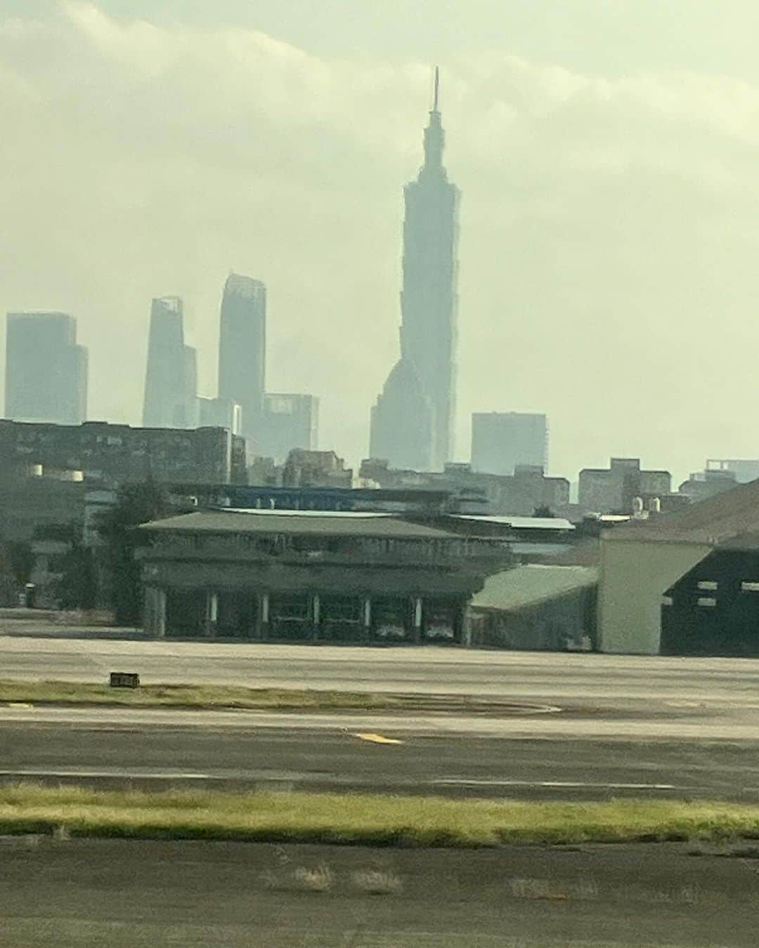 上野樹里さんのインスタグラム写真 - (上野樹里Instagram)「台湾に向かう飛行機の中✈️ 阿里山茶を一杯🍵 絶対また台湾に行く。🇹🇼 飛行機の中から見えた富士山🗻 新幹線からとは違う表情。 意外と陥没しているところがあったり。 富士山も登ったことないから、 登ってみようかな。 今年もあと2週間とちょっと。 濃い時間を過ごそう。 内観と、余白と。。」12月13日 1時03分 - _juri_art_