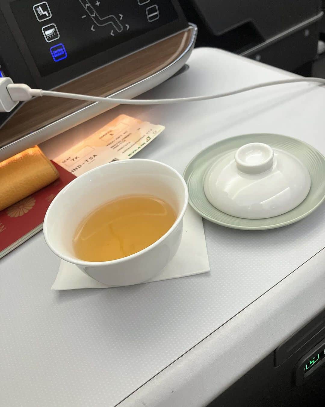 上野樹里さんのインスタグラム写真 - (上野樹里Instagram)「台湾に向かう飛行機の中✈️ 阿里山茶を一杯🍵 絶対また台湾に行く。🇹🇼 飛行機の中から見えた富士山🗻 新幹線からとは違う表情。 意外と陥没しているところがあったり。 富士山も登ったことないから、 登ってみようかな。 今年もあと2週間とちょっと。 濃い時間を過ごそう。 内観と、余白と。。」12月13日 1時03分 - _juri_art_