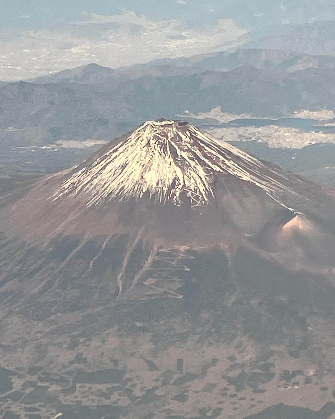 上野樹里さんのインスタグラム写真 - (上野樹里Instagram)「台湾に向かう飛行機の中✈️ 阿里山茶を一杯🍵 絶対また台湾に行く。🇹🇼 飛行機の中から見えた富士山🗻 新幹線からとは違う表情。 意外と陥没しているところがあったり。 富士山も登ったことないから、 登ってみようかな。 今年もあと2週間とちょっと。 濃い時間を過ごそう。 内観と、余白と。。」12月13日 1時03分 - _juri_art_