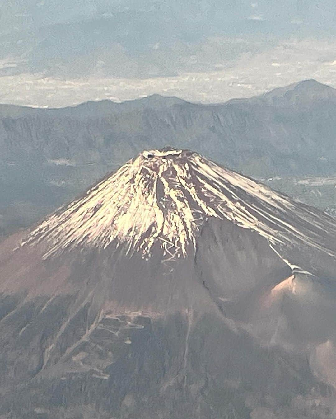 上野樹里さんのインスタグラム写真 - (上野樹里Instagram)「台湾に向かう飛行機の中✈️ 阿里山茶を一杯🍵 絶対また台湾に行く。🇹🇼 飛行機の中から見えた富士山🗻 新幹線からとは違う表情。 意外と陥没しているところがあったり。 富士山も登ったことないから、 登ってみようかな。 今年もあと2週間とちょっと。 濃い時間を過ごそう。 内観と、余白と。。」12月13日 1時03分 - _juri_art_