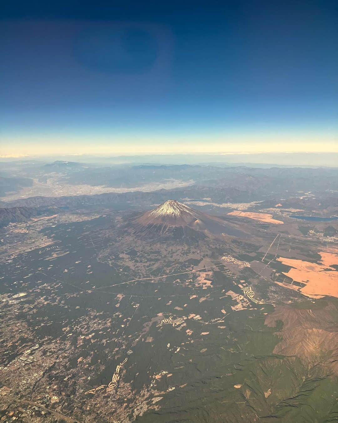 上野樹里さんのインスタグラム写真 - (上野樹里Instagram)「台湾に向かう飛行機の中✈️ 阿里山茶を一杯🍵 絶対また台湾に行く。🇹🇼 飛行機の中から見えた富士山🗻 新幹線からとは違う表情。 意外と陥没しているところがあったり。 富士山も登ったことないから、 登ってみようかな。 今年もあと2週間とちょっと。 濃い時間を過ごそう。 内観と、余白と。。」12月13日 1時03分 - _juri_art_