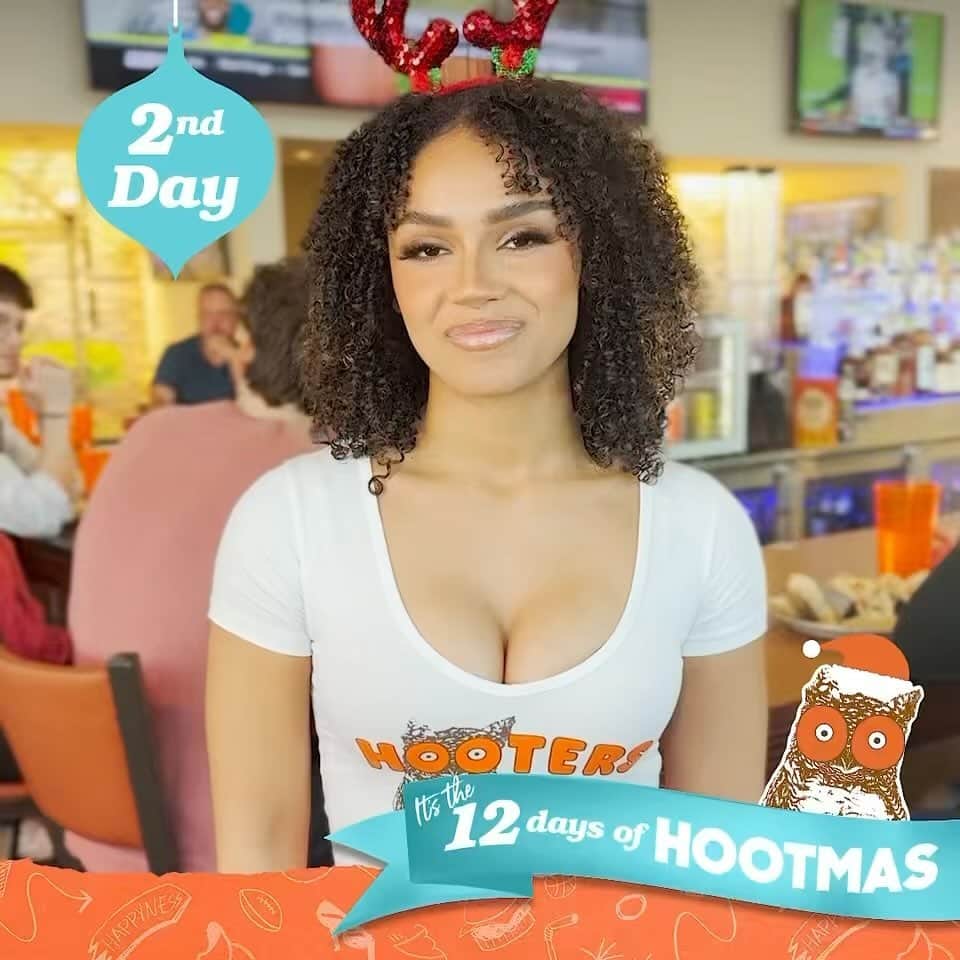 Hootersのインスタグラム：「On the 2nd day of Hootmas, HootClub Rewards members get a free dessert. Perfect to share between lovebirds. Visit Hooters.com/hootmas for details. 🐢🕊️  DISCLAIMER: Reward valid 12/12/23 only at participating locations. See reward disclaimer for more details.」