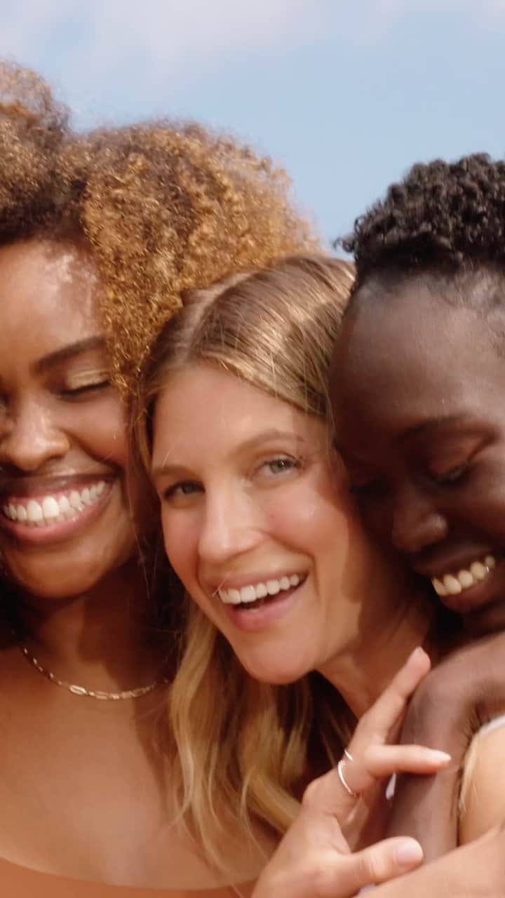 COVERGIRLのインスタグラム：「Haters will say it’s a filter 🤭  The NEW Simply Ageless Skin Perfector Essence gives your skin a radiant bare-skin filter effect. ✨   Available in 8 flexible shades for sheer adaptable coverage for all skin tones that can be worn alone or mixed with your favorite foundation.   #SimplyEssence #Covergirl」