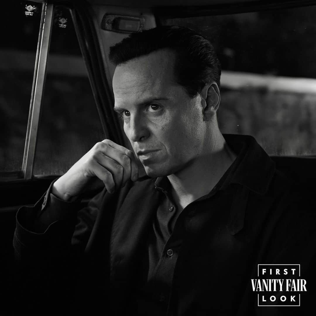 Vanity Fairのインスタグラム：「First Look: Andrew Scott is a crazy-sexy scammer in Netflix’s ‘Ripley,’ starring as Patricia Highsmith’s eponymous grifter.  In the years since his star-making turn as the Hot Priest in ‘Fleabag,’ Andrew Scott has grown accustomed to being an object of infatuation. But in a new adaptation of Highsmith’s Tom Ripley novels from Oscar–winning filmmaker Steven Zaillian, Scott is the one with an obsession—conveying a seductive single-mindedness that turns deadly for anyone with the misfortune of getting in his way. Also starring Dakota Fanning and Johnny Flynn, the eight-part series will premiere on Netflix in 2024.   “Tom Ripley is a part of our consciousness,” Zaillian tells VF. “Almost 70 years after Highsmith created him, contemporary figures are still being compared to him. He won’t go away.”  At the link in bio, take an exclusive early look at the forthcoming series.   Photos courtesy of @Netflix」