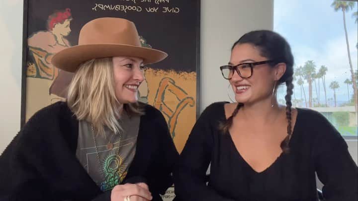 メッチェン・アミックのインスタグラム：「HAPPY BIRTHDAY MAMA 🎉 as a bday gift here’s a glimpse into us trying to do anything of importance. queens of just winging it, some would say  in all seriousness - though you’ve accomplished so much and changed so many lives for the better, I think this is just the beginning for you. thank you for overflowing my world with love. i hope you have the best day ❤️」