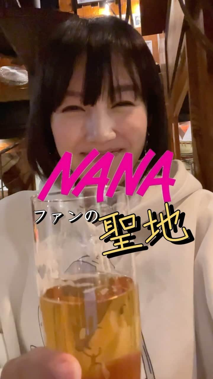 古賀麻里沙のインスタグラム：「みなさんこんばんは🌛 今日も飲んでますか？？酔い子の味方、ビールおねえさん古賀麻里沙です。  今宵のご褒美ールは大好きな漫画の世界へ🍻  NANA世代にはたまらないジャクソンホールへ行ってきました。劇中によく出てくる、主要メンバーたちの行きつけのお店。お店のいろんなところにNANAを感じられるので、ファンは一度は行くべき。  ハチがいつも美味しそうに頬張ってるジャクソンバーガーは絶対に外せない！ パテがとっても肉々しくって口の中が幸せの肉汁大洪水。特製の濃厚ミートソースは旨味たっぷりでやみつき必至♡ クラフトビールは8タップ中5タップが直醸造のオリジナルビールでした。Sサイズからあるので全種類制覇できちゃいます。  ・クラフトビール･･･550円〜 ・ジャクソンバーガー･･･650円  早く続きが読みたいなぁ。 漫画読んで復習していくのがおすすめです。  ——————————————— 店名: ジャクソンホール（JACKSON HOLE） 住所：東京都調布市布田1-3-1 イエローストーンビル 1Ｆ 営業時間:  [火~木] 16:00~22:00 (L.O 21:30) [金] 16:00~23:00 (L.O 22:30) [土] 11:30~15:00 (L.O 14:30) 16:00~23:00 (L.O 22:30) [日・祝] 11:30~15:00 (L.O 14:30) 16:00~22:00 (L.O 21:30) 定休日：月曜日 電話番号：042-486-3951 ———————————————  #今宵のご褒美ール #ビール #クラフトビール #ビール女子 #ご褒美ール #今宵のご褒美ール  #啤酒 #beer #craftbeer #乾杯 #生ビール #飯テロ #深夜の飯テロ #ジャクソンホール #NANA #矢沢あい #jacksonhole #ジャクソンバーガー」