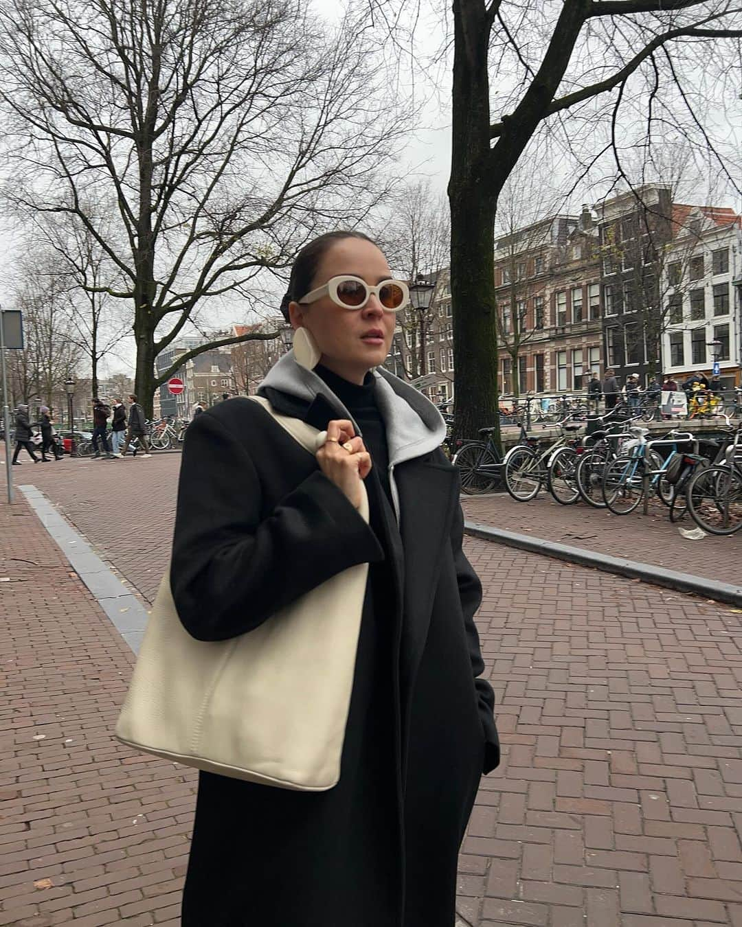 アンディー・トレスさんのインスタグラム写真 - (アンディー・トレスInstagram)「I kinda do prefer styling Winter outfits over Summer ones I gotta be honest. As long as there’s no rain 😅 #amsterdam」12月13日 1時06分 - stylescrapbook