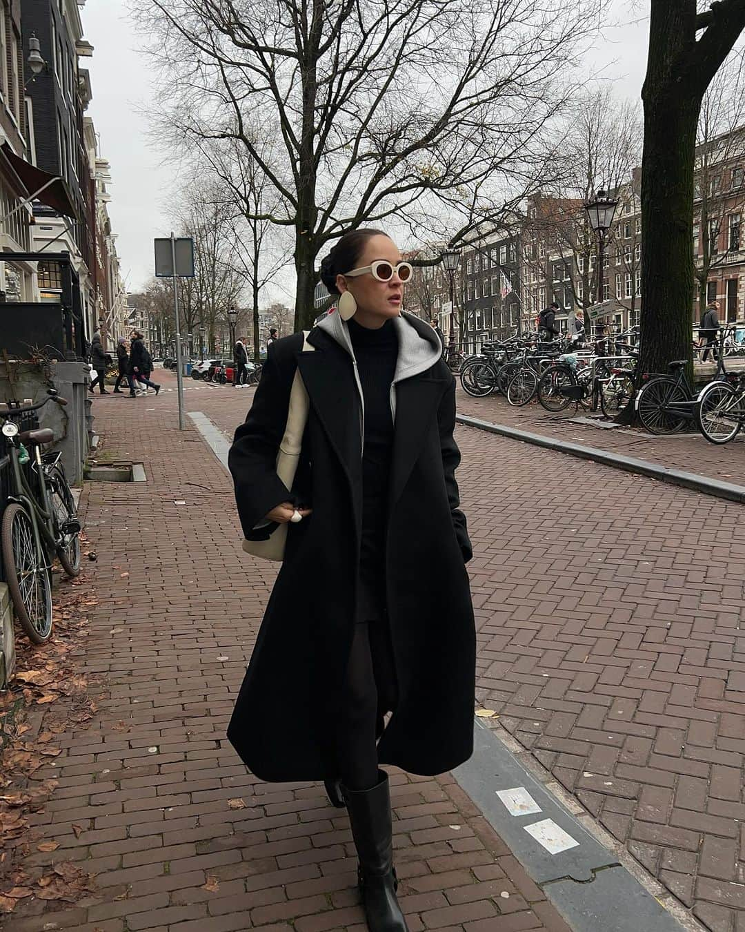 アンディー・トレスさんのインスタグラム写真 - (アンディー・トレスInstagram)「I kinda do prefer styling Winter outfits over Summer ones I gotta be honest. As long as there’s no rain 😅 #amsterdam」12月13日 1時06分 - stylescrapbook