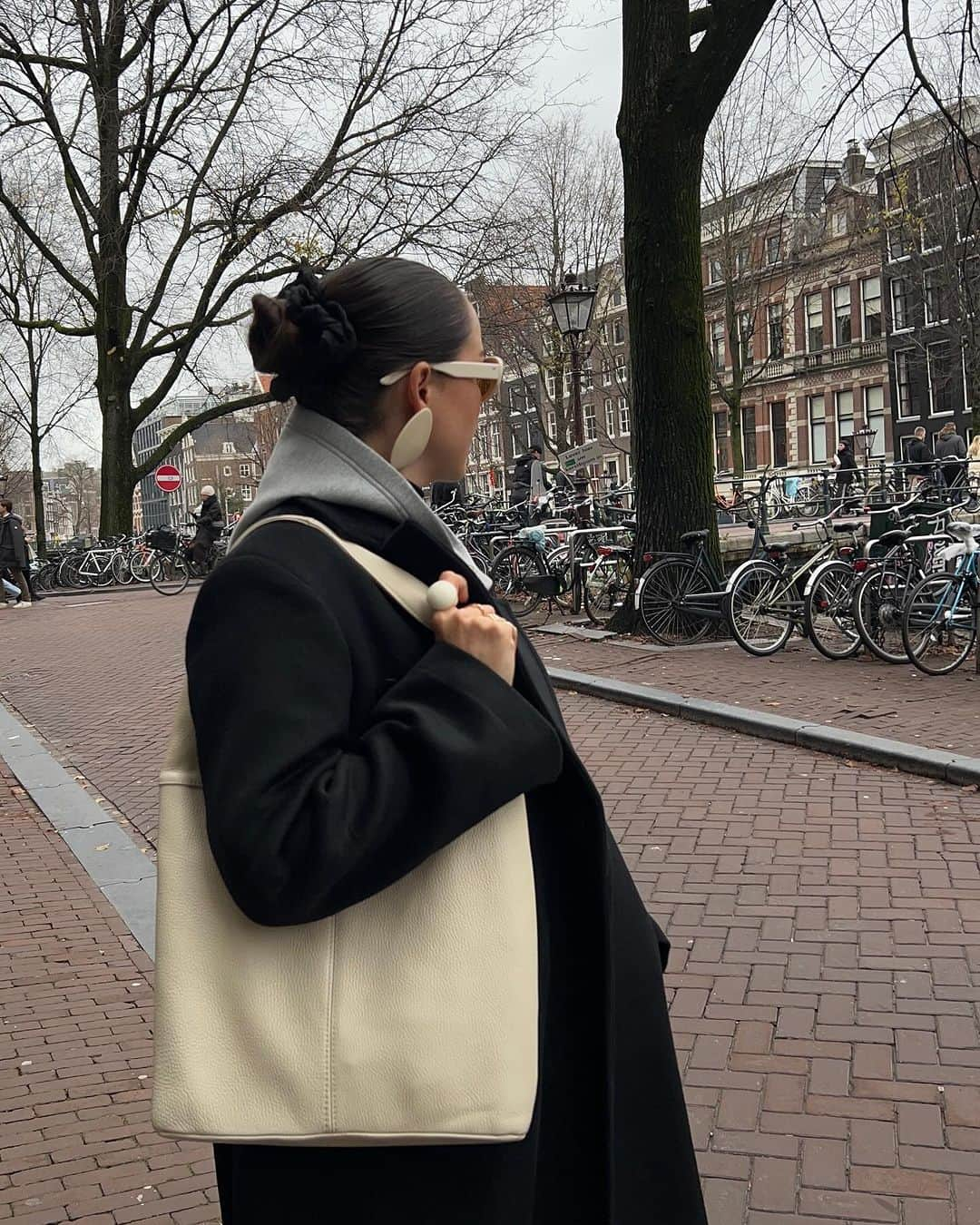 アンディー・トレスさんのインスタグラム写真 - (アンディー・トレスInstagram)「I kinda do prefer styling Winter outfits over Summer ones I gotta be honest. As long as there’s no rain 😅 #amsterdam」12月13日 1時06分 - stylescrapbook