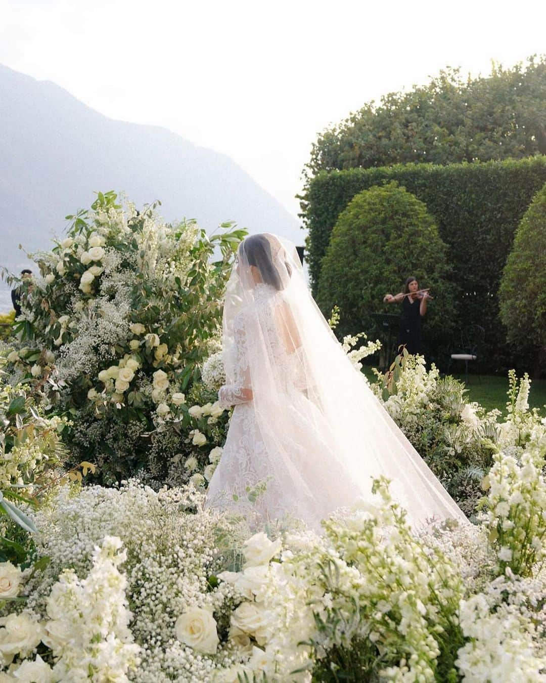 Monique Lhuillierのインスタグラム：「Floral Heaven 🤍🍃 #moniquelhuillier #mlbride」