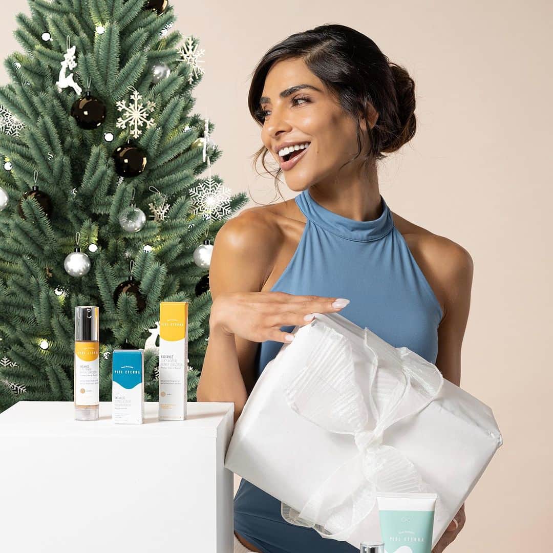 アレハンドラ・エスピノーザのインスタグラム：「Regala con la misma generosidad de @alejandraespinoza. Nuestro Morning Ritual tiene ahora un 25% de descuento. Aprovecha esta oportunidad y sorprende a las mujeres de tu vida con el regalo de Piel Eterna. ✨ ¡Haz que sus mañanas sean tan radiantes como su piel!」