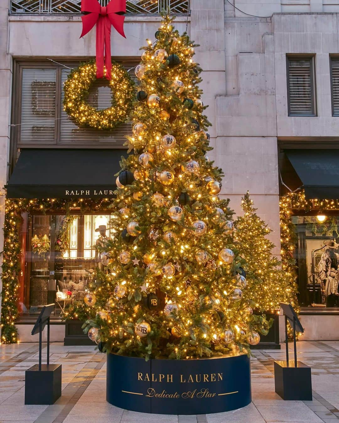 Polo Ralph Laurenさんのインスタグラム写真 - (Polo Ralph LaurenInstagram)「Our #RalphLauren New Bond Street façade reflects the spirit of the holiday season with twinkling lights, crimson bows, and fresh greenery including our beloved Ralph Lauren Giving Tree.  Step into our global flagship stores for exclusive #RLHoliday gifting services.  #PoloRalphLauren」12月13日 1時10分 - poloralphlauren