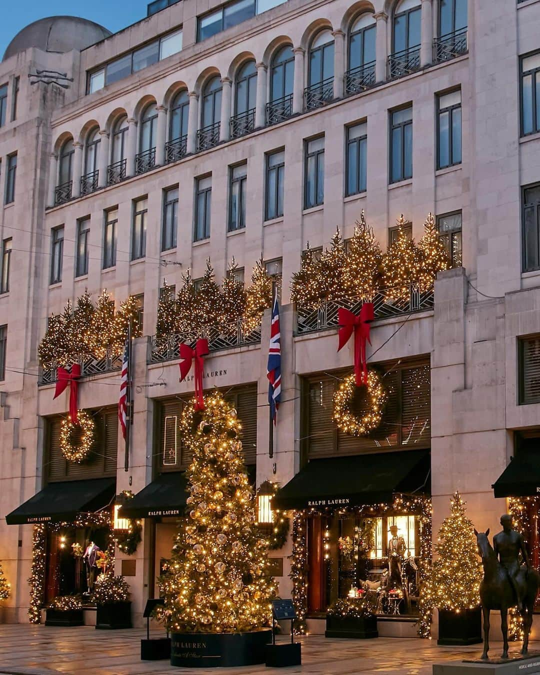 Polo Ralph Laurenのインスタグラム：「Our #RalphLauren New Bond Street façade reflects the spirit of the holiday season with twinkling lights, crimson bows, and fresh greenery including our beloved Ralph Lauren Giving Tree.  Step into our global flagship stores for exclusive #RLHoliday gifting services.  #PoloRalphLauren」