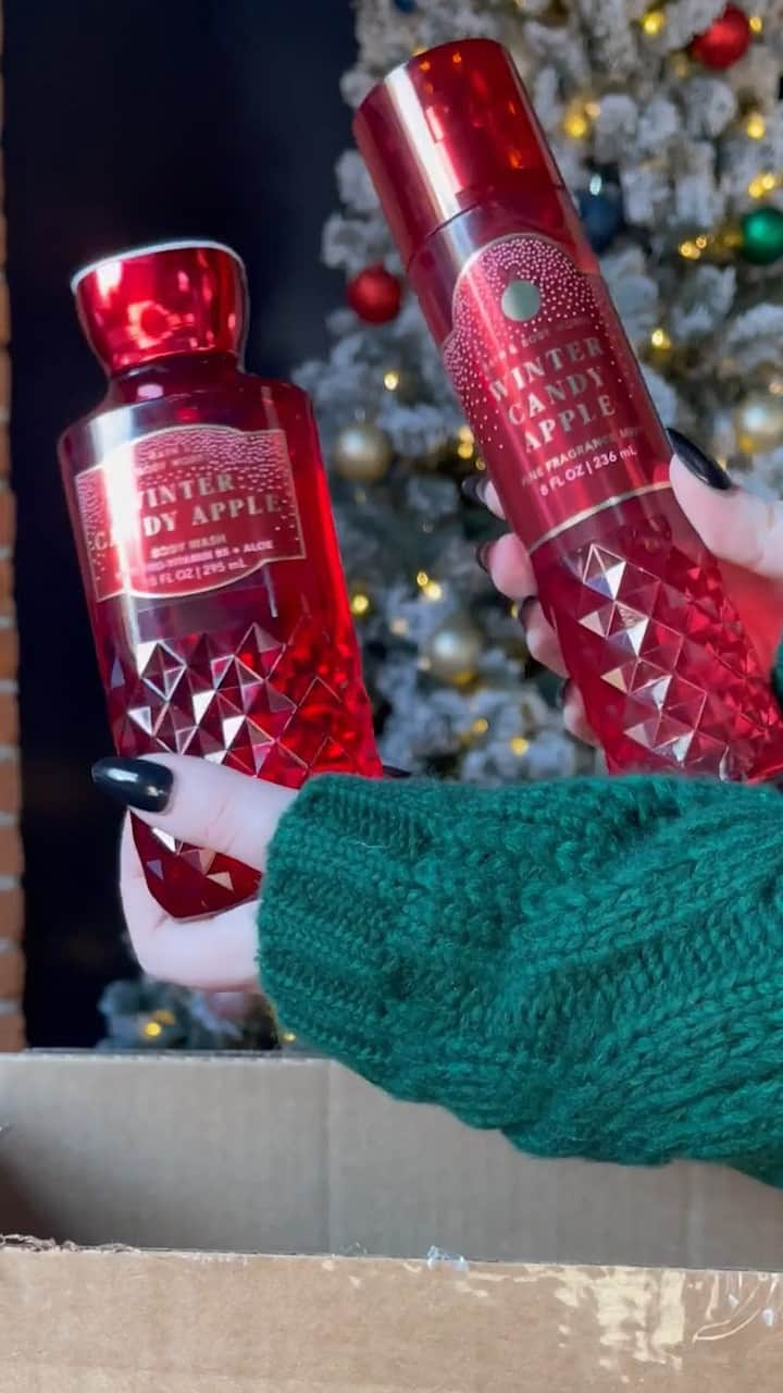 Bath & Body Worksのインスタグラム：「The clock is ticking! ⏰ SUNDAY (DEC 17) is the LAST DAY to order your gifts online for them to arrive by Christmas! 🎄So, head to BathandBodyWorks.com to bring some holiday pep to your doorstep! 📦」