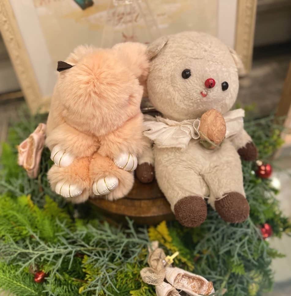 加倉井ミサイルのインスタグラム：「展覧会最終日にギャラリーのご近所にお住まいの小学校低学年くらいのフランス人の子とベビーシッターさんがご来場されまして、その子のぬいぐるみの名前が偶然にもミミちゃんということでダブルミミちゃんで記念写真を撮りました。 可愛い♡」