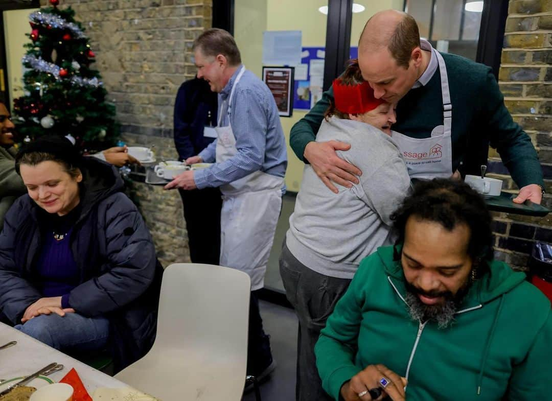 ウィリアム（ケンブリッジ公）さんのインスタグラム写真 - (ウィリアム（ケンブリッジ公）Instagram)「A pleasure to join volunteers serving Christmas lunch at @passagecharity yesterday.  The Passage’s Resource Centre supports an average of 100 individuals a day whilst their new project, No Night Out, is reframing homelessness as a public health issue, helping people into emergency hotel accommodation.  Together we can end homelessness.  @homewardsuk」12月13日 1時31分 - princeandprincessofwales