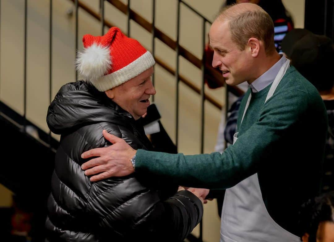 ウィリアム（ケンブリッジ公）さんのインスタグラム写真 - (ウィリアム（ケンブリッジ公）Instagram)「A pleasure to join volunteers serving Christmas lunch at @passagecharity yesterday.  The Passage’s Resource Centre supports an average of 100 individuals a day whilst their new project, No Night Out, is reframing homelessness as a public health issue, helping people into emergency hotel accommodation.  Together we can end homelessness.  @homewardsuk」12月13日 1時31分 - princeandprincessofwales