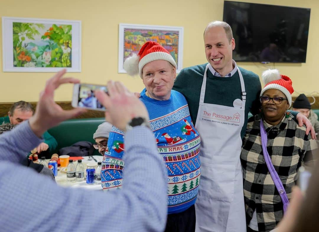 ウィリアム（ケンブリッジ公）さんのインスタグラム写真 - (ウィリアム（ケンブリッジ公）Instagram)「A pleasure to join volunteers serving Christmas lunch at @passagecharity yesterday.  The Passage’s Resource Centre supports an average of 100 individuals a day whilst their new project, No Night Out, is reframing homelessness as a public health issue, helping people into emergency hotel accommodation.  Together we can end homelessness.  @homewardsuk」12月13日 1時31分 - princeandprincessofwales