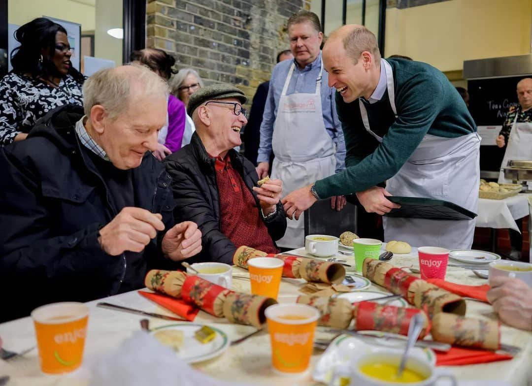 ウィリアム（ケンブリッジ公）さんのインスタグラム写真 - (ウィリアム（ケンブリッジ公）Instagram)「A pleasure to join volunteers serving Christmas lunch at @passagecharity yesterday.  The Passage’s Resource Centre supports an average of 100 individuals a day whilst their new project, No Night Out, is reframing homelessness as a public health issue, helping people into emergency hotel accommodation.  Together we can end homelessness.  @homewardsuk」12月13日 1時31分 - princeandprincessofwales