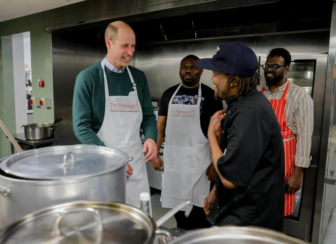 ウィリアム（ケンブリッジ公）さんのインスタグラム写真 - (ウィリアム（ケンブリッジ公）Instagram)「A pleasure to join volunteers serving Christmas lunch at @passagecharity yesterday.  The Passage’s Resource Centre supports an average of 100 individuals a day whilst their new project, No Night Out, is reframing homelessness as a public health issue, helping people into emergency hotel accommodation.  Together we can end homelessness.  @homewardsuk」12月13日 1時31分 - princeandprincessofwales