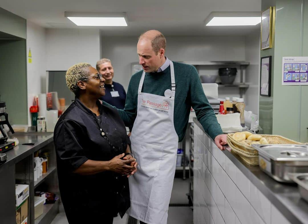 ウィリアム（ケンブリッジ公）のインスタグラム：「A pleasure to join volunteers serving Christmas lunch at @passagecharity yesterday.  The Passage’s Resource Centre supports an average of 100 individuals a day whilst their new project, No Night Out, is reframing homelessness as a public health issue, helping people into emergency hotel accommodation.  Together we can end homelessness.  @homewardsuk」