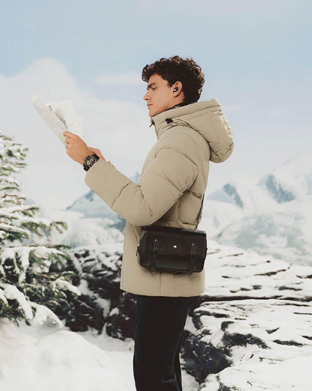 モンブランのインスタグラム：「Imbued with the giving spirit of the season, let our Maison’s holiday gift guides lead you to the perfect present from new technology to finely crafted leather goods.  #HeartWritten #InspireWriting #GiftMontblanc」