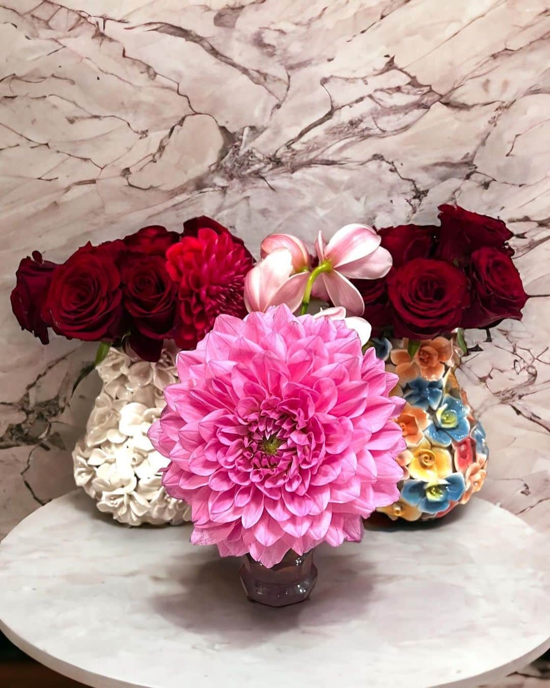 知華さんのインスタグラム写真 - (知華Instagram)「2023.12.13  ここ数年 誕生日は、亡き母へ花を贈っています。 そして毎年恒例のバラとダリアですが （Xのファンは基本、バラとダリアを貰うと喜びます） さすがに歳の数だけはやめてもらいました笑 「永遠のSEVENTEEN」ということで 17本に、 お花屋さんのおまけで変わった薔薇が入ってました。 1週間が経っても元気でしたが 床暖をつけるようになったら ドライフラワー化しかけてます。 バラとダリアのドライフラワーも中々綺麗なんですよ。  #Xファンあるある 今日hideの誕生日だ🥹 #薔薇#ROSE #DAHLIA #歳の数だけ #SEVENTEEN #本当は#37歳 #誕生日は母に感謝する日 #花束#birthdaygift #birthdayflowers #tokyo#japan#東京 ※背景は合成です。」12月13日 1時37分 - tomoca1204