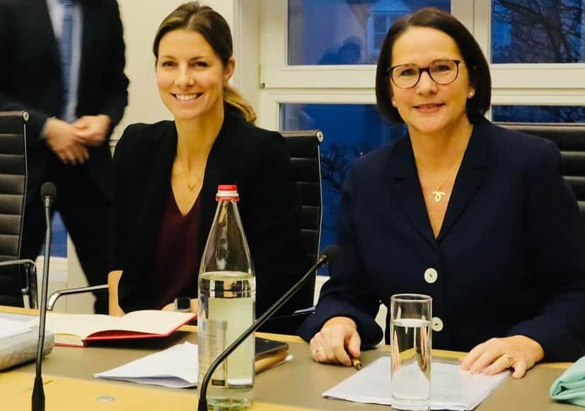 マンデイ・ミネラのインスタグラム：「Haut woa déi eicht Familljekommissioun mat de Minister Yuriko Backes a Max Hahn. Um ODJ stoung d’Presentatioun vum Koalitiounsaccord mam Volet «Égalité des genres et Diversité» a «Famille, Solidarités, Vivre ensemble et Acceuil»🙂https://www.chd.lu/fr/node/2047」