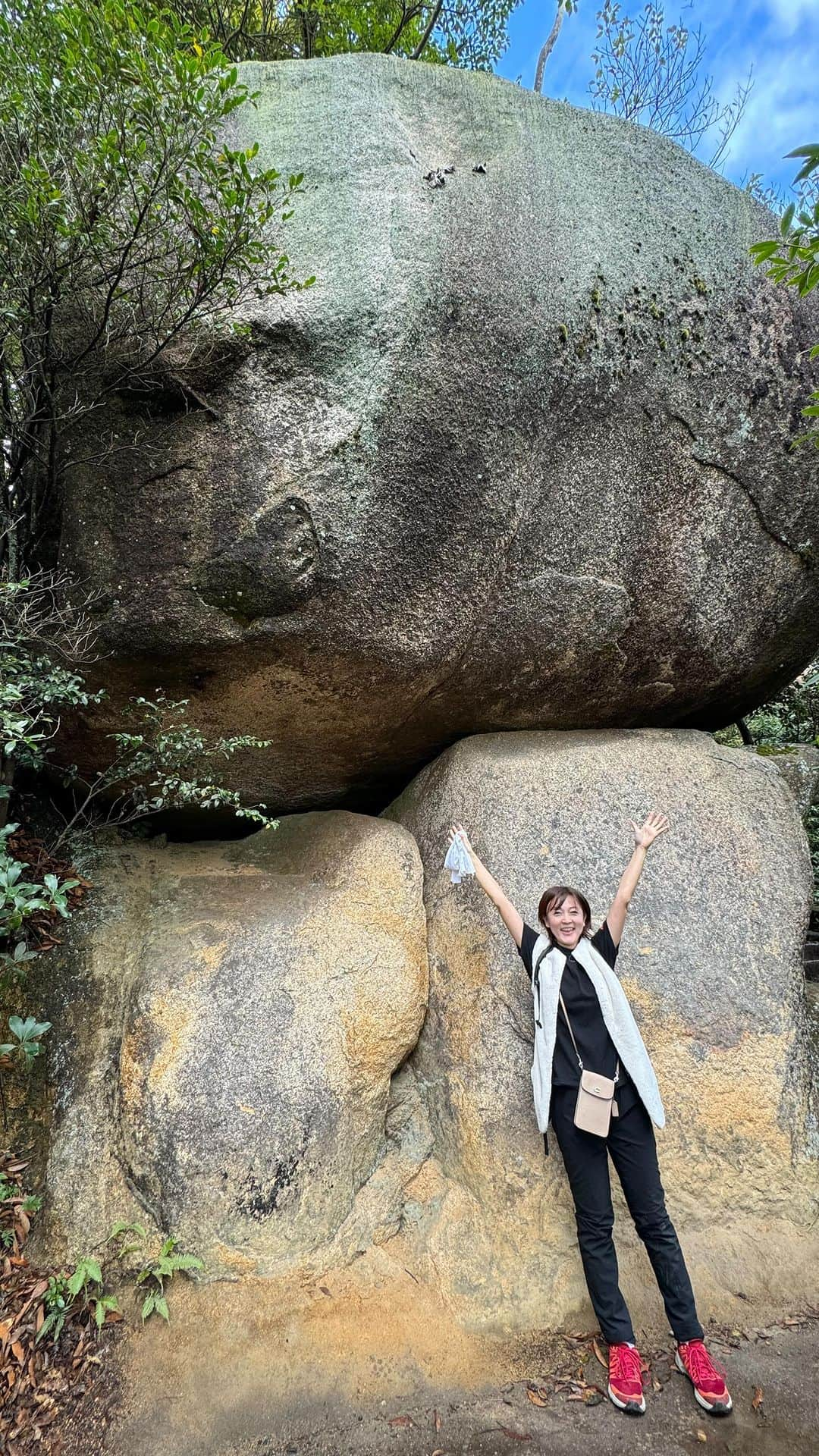 川田御早希のインスタグラム：「まさかのロープウェイ運休日で、広島の宮島にある標高535 mの弥山（みせん）に自力で登りました！頂上にたどり着いて見た景色☆ #弥山 #宮島 #プレアデス」