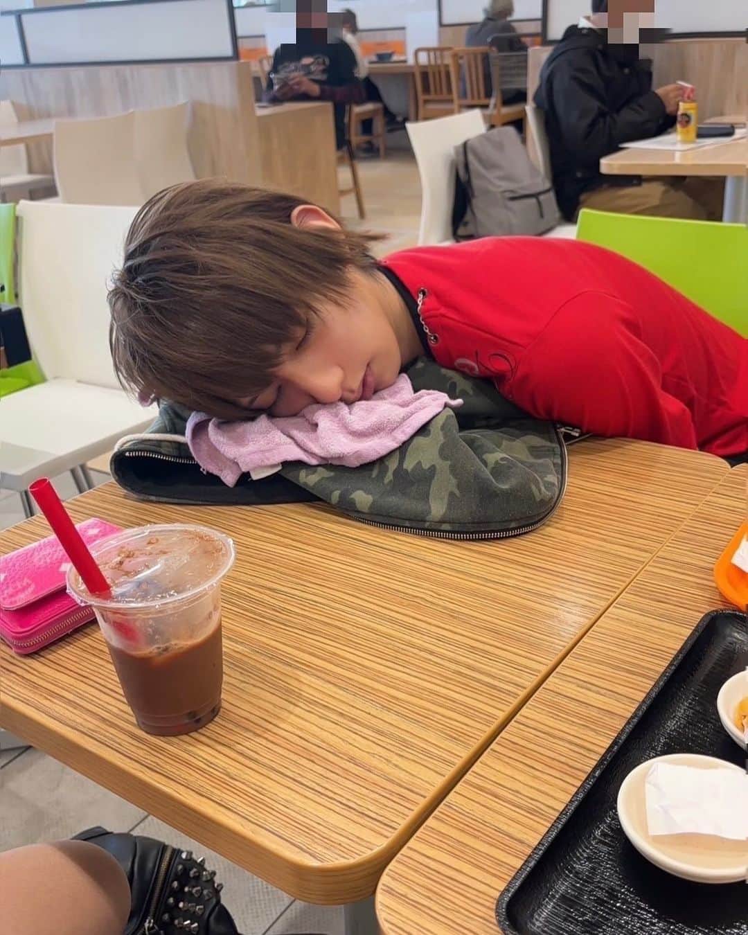 江崎びす子さんのインスタグラム写真 - (江崎びす子Instagram)「フードコートでステーキ食べ、睡魔に負けた。」12月13日 1時56分 - bisukoezaki