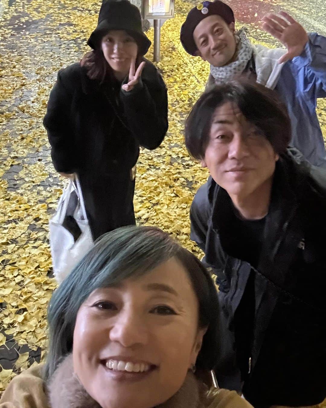 橋本志穂さんのインスタグラム写真 - (橋本志穂Instagram)「収録終わりに行ったレストラン 雰囲気あって、美味しかった❣️  雨上がりのイチョウの絨毯が とても綺麗でした。」12月13日 1時49分 - shihohashimoto3