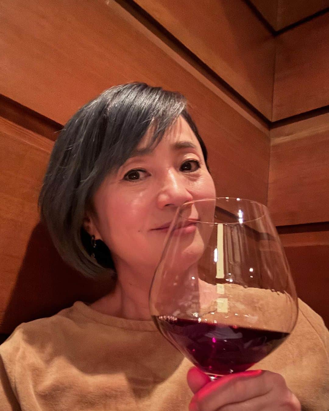 のインスタグラム：「収録終わりに行ったレストラン 雰囲気あって、美味しかった❣️  雨上がりのイチョウの絨毯が とても綺麗でした。」