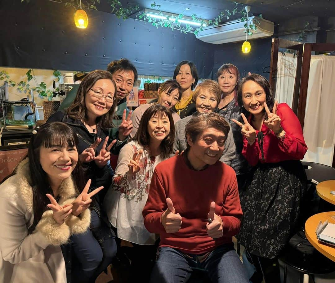 うちやえゆかのインスタグラム：「12月9日は石原慎一さんプレゼンツのコーラスグループ G-chorusさんのライブ『G線上の Christmas Live』でした。 川島和子さんと、ゲストで出演させていただきました。  荒巻みとりさん（Pf.）鈴木知行さん（Dr.）森本尚志さん（B.） 素晴らしいミュージシャンの演奏でお送りしました✨  温かな声で彩るクリスマスソングの数々🎄 ミュージカルナンバーや、ディズニーソングなどなど。 G-chorusのみなさんが歌う姿、良い表情で楽しそうで✨  私は石原さん川島さんと3人の曲や、石原さんとデュエット。 みんなで歌う曲のコーラスなど。ライブへ向けて、川島さん 石原さんにコーラスの色々を教えて頂くというなんとも 贅沢な日々を過ごしました。合唱って楽しいですね♪  会場は満員！とてもノリの良いお客様と一緒に 和やかな雰囲気のライブでしたよ❣️ 出ていく度に「やえど～ん」って声援を送って くださって(*´▽｀*)ありがとうございました😊  少し早い素敵なクリスマスの夜となりました⭐️  #Live #christmas #chorus」