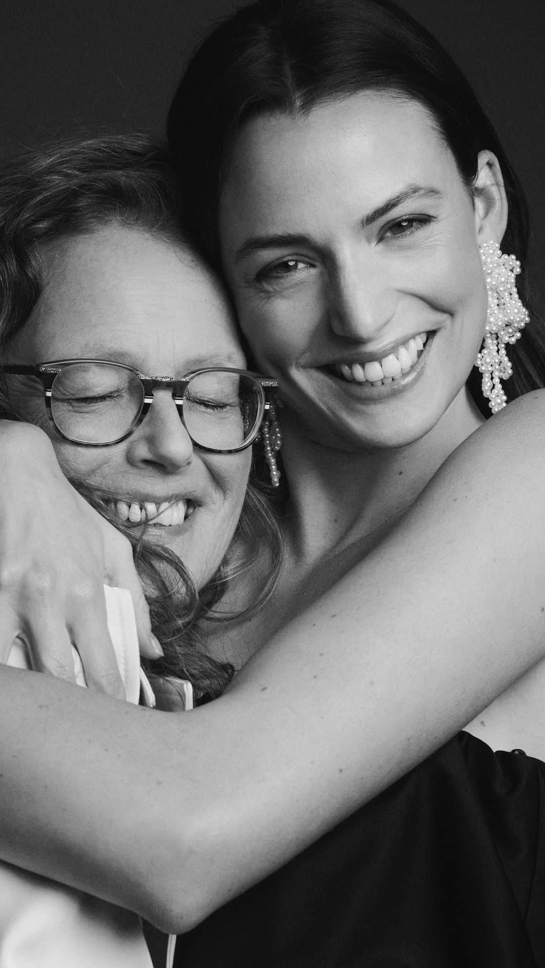 ハイテ・ヤンセンのインスタグラム：「A very precious memory, honoring togetherness with my momma ♥️🎄 in @hm   Thank you for making this such a loving and unique experience♥️:  @gerdarigter  Photography: @paulbellaart Hair & make up: @chris_volkers, @sandragovershairandmakeup, @elisehaman, @alexandervdheide Styling: @danielle.kempen wearing #hm holiday looks Videography: @christiaangrammer @ematucak  #ad」