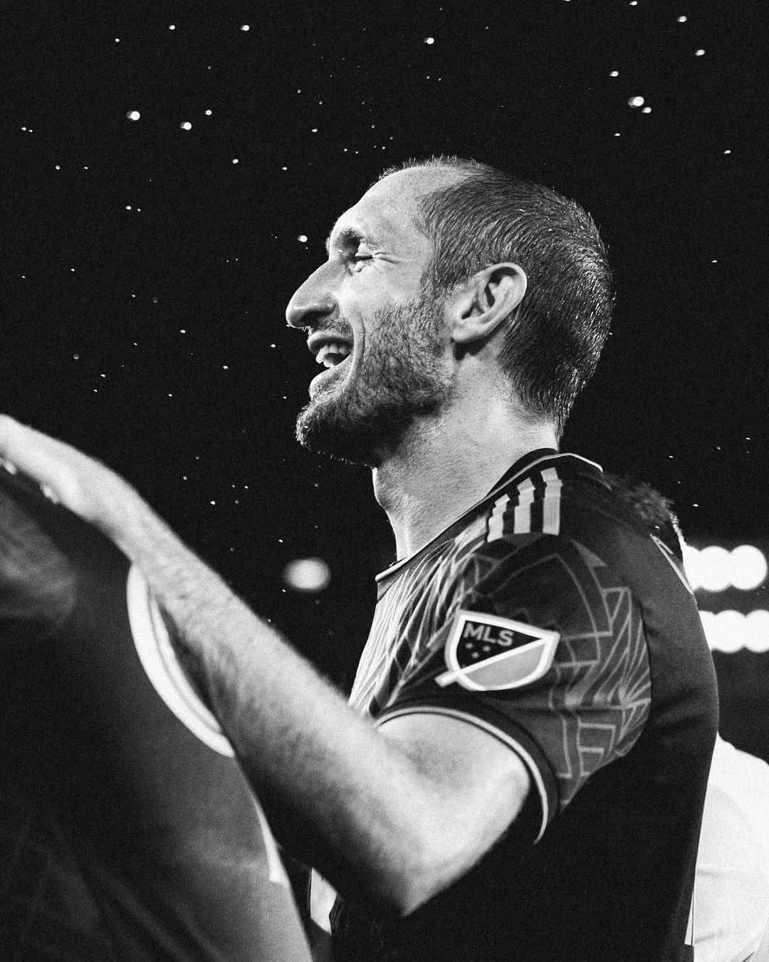 ジョルジョ・キエッリーニさんのインスタグラム写真 - (ジョルジョ・キエッリーニInstagram)「Legend of the game, both on and off the field. 🌟  Thank you for everything, @giorgiochiellini. 🫶 Enjoy retirement. 👏」12月13日 1時54分 - giorgiochiellini