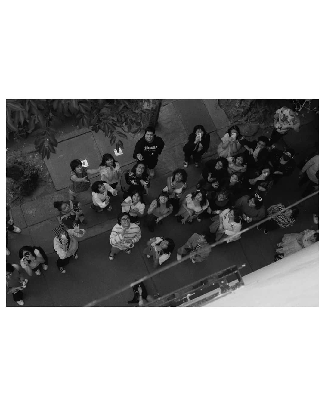 青葉市子さんのインスタグラム写真 - (青葉市子Instagram)「29,30 Sep-01 Oct 2023 Mexico City 🇲🇽  開場のずっとずっと前から並んで下さっているお客さま。  サウンドチェックを終えて、楽屋にあった花を分けて、屋上から降らせると皆が気付いて上を見上げてくれた。 花のシャワーの後、1人のお客さまがメキシコの人形を屋上に向かって投げてくださったけれど、地球の引力ってすごいのね。 なかなか届かなくて、「次はわたし」「次は僕が投げてみる！」という感じで皆が順に高く投げてくれた。 木に引っかかりそうになりながら、くるくる空を舞うカラフルな人形。 この時受け取ることはできなかったけれど、後にちゃんと届きました。 その人形は今、日本の家のデスクでかわいい笑顔を見せている。 この日見たみんなのあたたかい表情が浮かんできます。  ひとりひとり、違ったバックグラウンドを持つ人々が、同じ音楽のもとに集まることができて、仲良くなっていくこと、それが本当に嬉しい。 知らない人同士だったのに、並んでいるうちに友だちになったり。 音楽って素晴らしい。 なんて優しい世界なのでしょうか。  難しいことは考えない。 ただただこうして音楽に抱擁される私たちは幸せだということ。  こころに灯火が宿る。  📷 @tengoyola   .」12月13日 1時58分 - ichikoaoba
