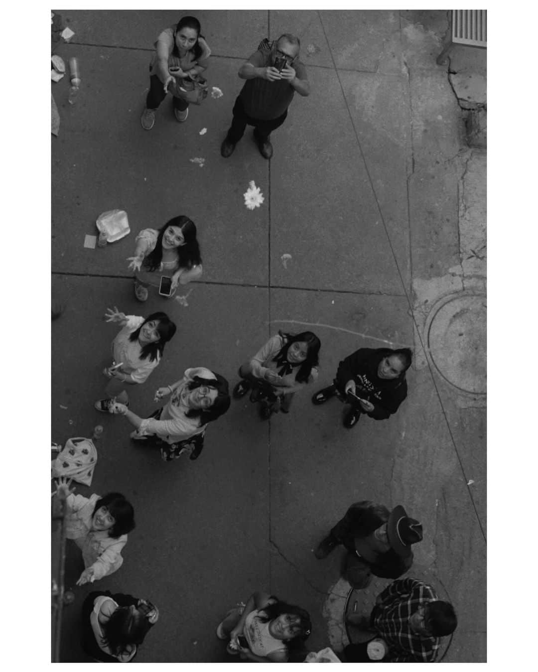 青葉市子さんのインスタグラム写真 - (青葉市子Instagram)「29,30 Sep-01 Oct 2023 Mexico City 🇲🇽  開場のずっとずっと前から並んで下さっているお客さま。  サウンドチェックを終えて、楽屋にあった花を分けて、屋上から降らせると皆が気付いて上を見上げてくれた。 花のシャワーの後、1人のお客さまがメキシコの人形を屋上に向かって投げてくださったけれど、地球の引力ってすごいのね。 なかなか届かなくて、「次はわたし」「次は僕が投げてみる！」という感じで皆が順に高く投げてくれた。 木に引っかかりそうになりながら、くるくる空を舞うカラフルな人形。 この時受け取ることはできなかったけれど、後にちゃんと届きました。 その人形は今、日本の家のデスクでかわいい笑顔を見せている。 この日見たみんなのあたたかい表情が浮かんできます。  ひとりひとり、違ったバックグラウンドを持つ人々が、同じ音楽のもとに集まることができて、仲良くなっていくこと、それが本当に嬉しい。 知らない人同士だったのに、並んでいるうちに友だちになったり。 音楽って素晴らしい。 なんて優しい世界なのでしょうか。  難しいことは考えない。 ただただこうして音楽に抱擁される私たちは幸せだということ。  こころに灯火が宿る。  📷 @tengoyola   .」12月13日 1時58分 - ichikoaoba