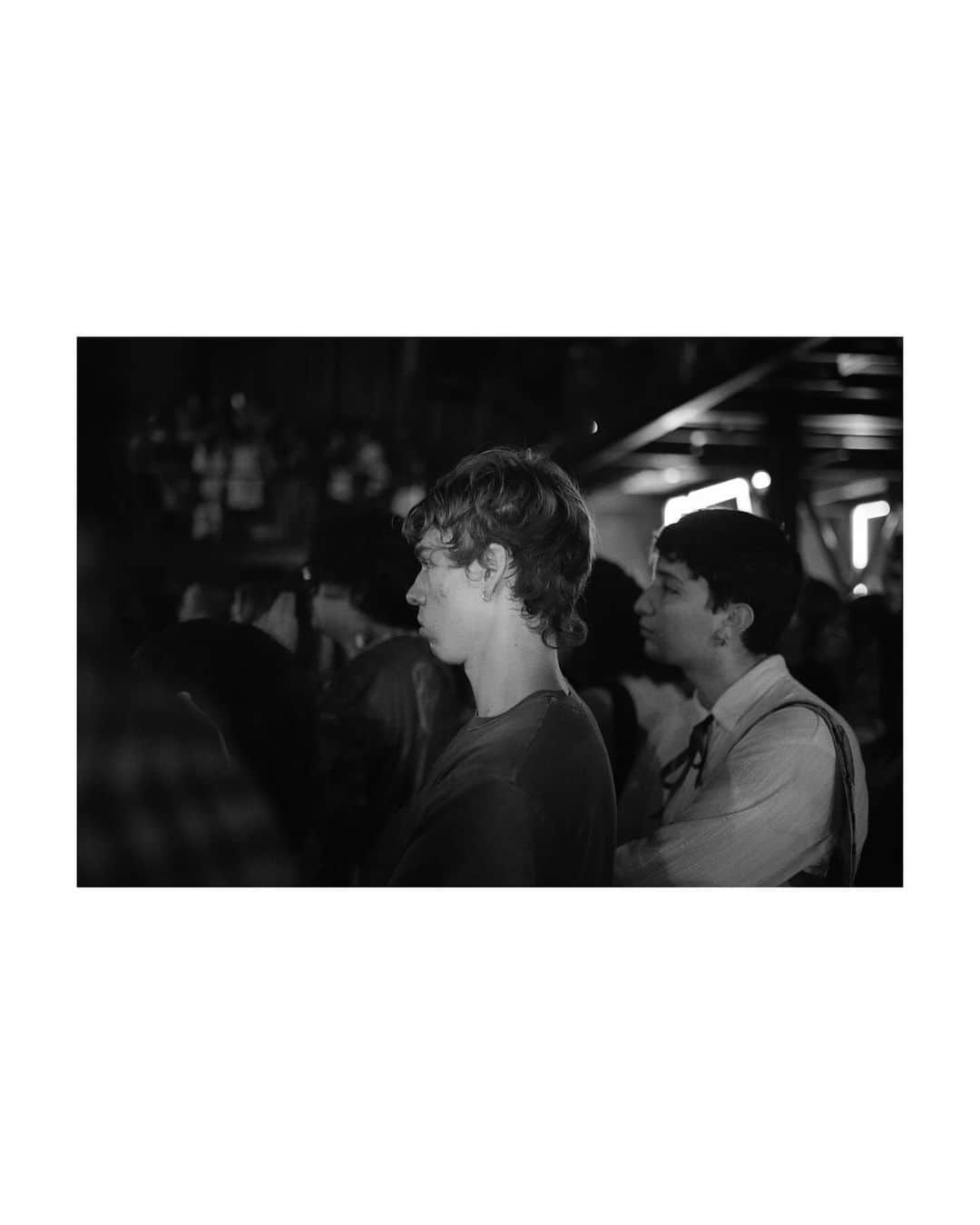青葉市子さんのインスタグラム写真 - (青葉市子Instagram)「29,30 Sep-01 Oct 2023 Mexico City 🇲🇽  開場のずっとずっと前から並んで下さっているお客さま。  サウンドチェックを終えて、楽屋にあった花を分けて、屋上から降らせると皆が気付いて上を見上げてくれた。 花のシャワーの後、1人のお客さまがメキシコの人形を屋上に向かって投げてくださったけれど、地球の引力ってすごいのね。 なかなか届かなくて、「次はわたし」「次は僕が投げてみる！」という感じで皆が順に高く投げてくれた。 木に引っかかりそうになりながら、くるくる空を舞うカラフルな人形。 この時受け取ることはできなかったけれど、後にちゃんと届きました。 その人形は今、日本の家のデスクでかわいい笑顔を見せている。 この日見たみんなのあたたかい表情が浮かんできます。  ひとりひとり、違ったバックグラウンドを持つ人々が、同じ音楽のもとに集まることができて、仲良くなっていくこと、それが本当に嬉しい。 知らない人同士だったのに、並んでいるうちに友だちになったり。 音楽って素晴らしい。 なんて優しい世界なのでしょうか。  難しいことは考えない。 ただただこうして音楽に抱擁される私たちは幸せだということ。  こころに灯火が宿る。  📷 @tengoyola   .」12月13日 1時58分 - ichikoaoba