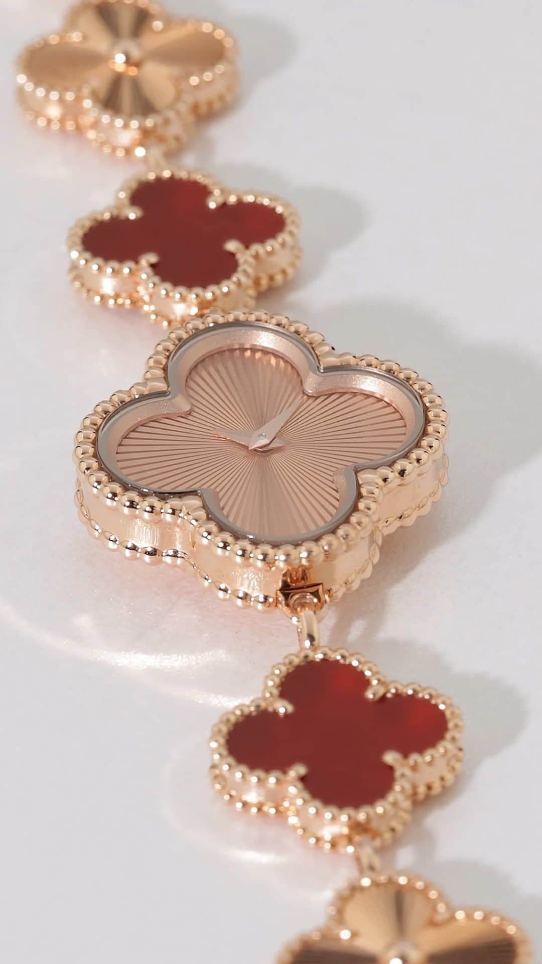 ヴァンクリーフ&アーペルのインスタグラム：「Add a touch of luck to your style with the Sweet Alhambra watch associating the soft glow of rose gold with the warm hues of carnelian.   #VCAAlhambra #DiamondBreeze #VanCleefArpels」